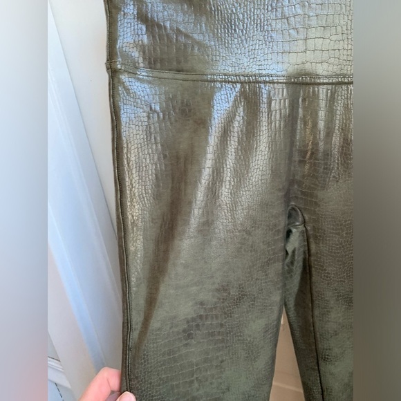 Spanx Olive Crocodile Embossed Faux Leather Legging Large - Picture 7 of 7